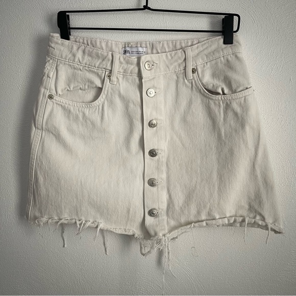 Zara white Frayed Hem Button High Rise Denim Skirt size medium - Picture 11 of 12